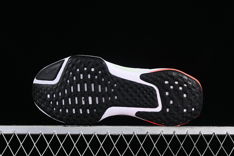 ZOOMX INVINCIBLE RUN3 YEAR OF THE DRAGON WHITE DUSTY CACTUS BRIGHT CRIMSON BLACK